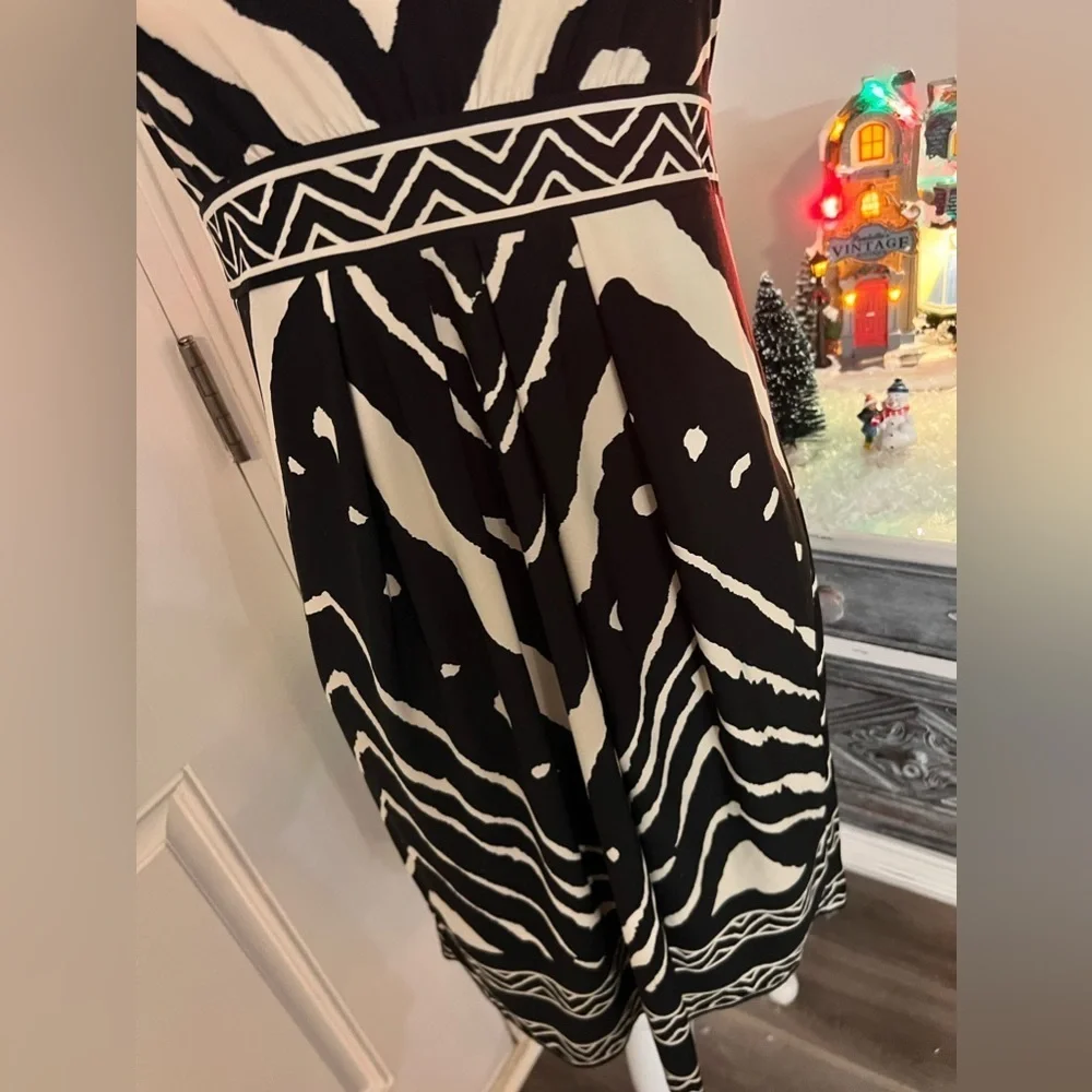 BCBG MaxAzaria Mini Dress size small black and white - Picture 2 of 8